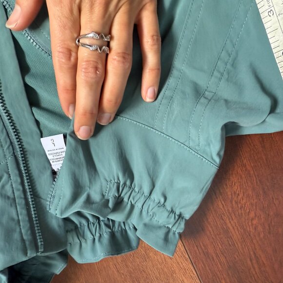 ATHLETA Advantage Poplin Top Breathable Zip Pockets Ventilation Sz Large - Picture 6 of 8